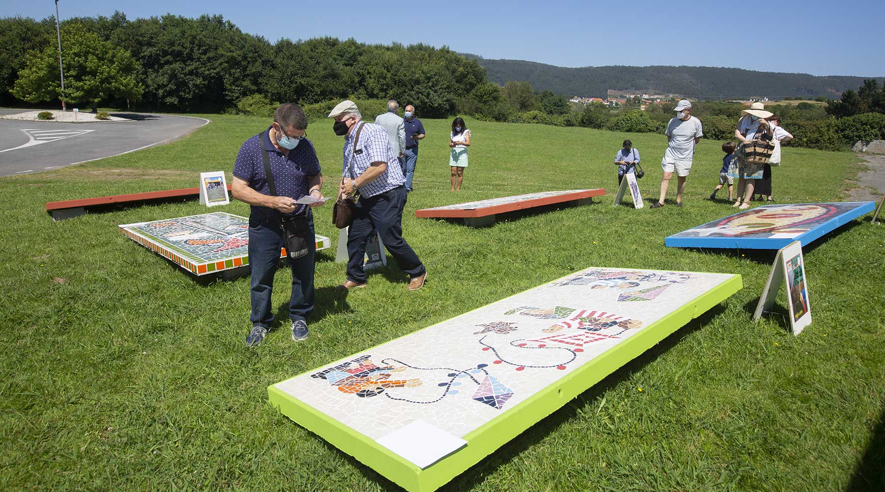 Inaugurada a Exposición ao aire libre dos Xogos e Deportes Tradicionáis nos muraies de azulexo no Melga de Ponteceso