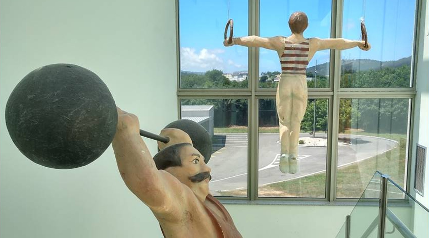 Dos figuras humanas de juguetes antiguos realizando ejercicio físico. | MUSEO MELGA