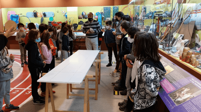 Grupo de niños atendiendo a las explicaciones en el Museo Melga