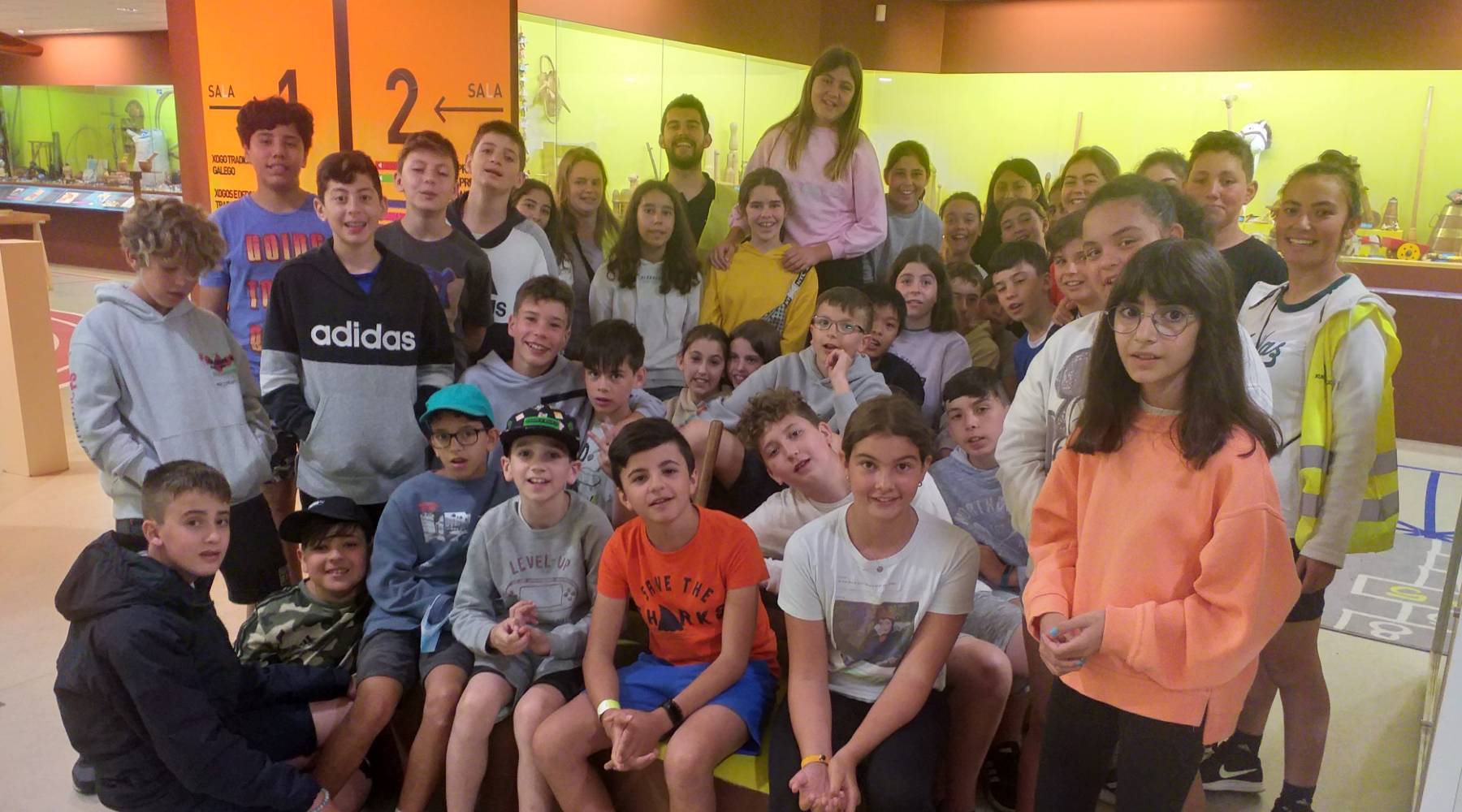 Grupo de alumnos del CEIP Vicente Otero Valcárcel posando en las instalaciones del Museo Melga de Ponteceso