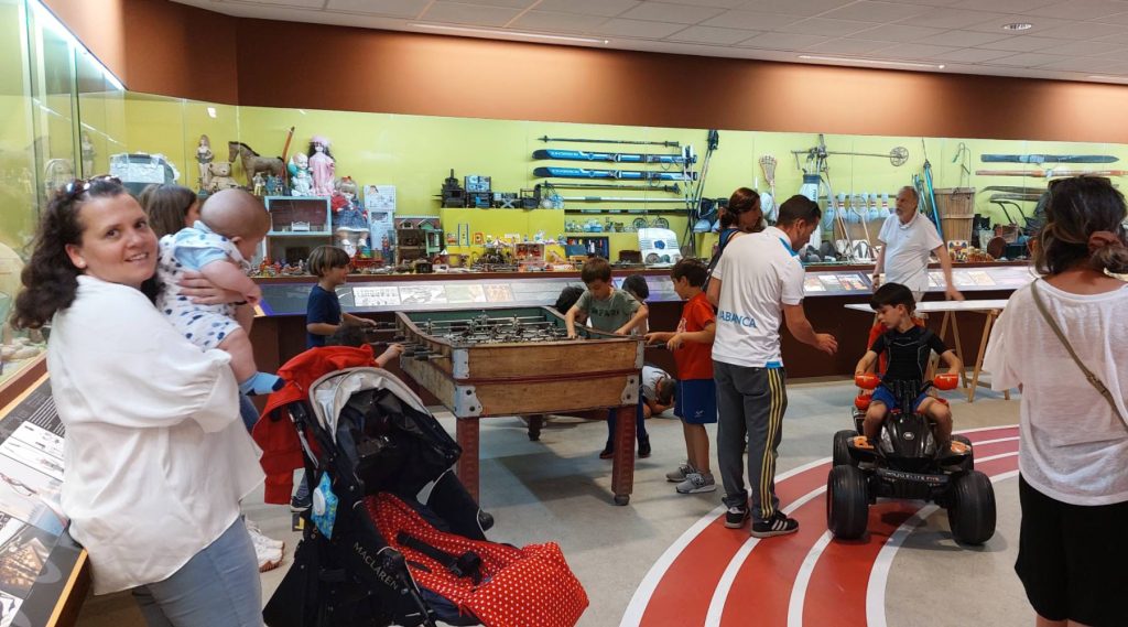 Niños y padres disfrutan en el museo MELGA de ponteceso jugando al futbolín y a otros juegos populares