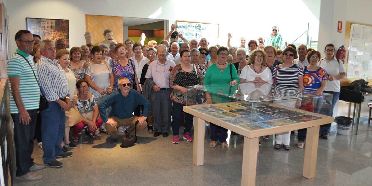 setenta personas mayores del ayuntamiento de Oleiros