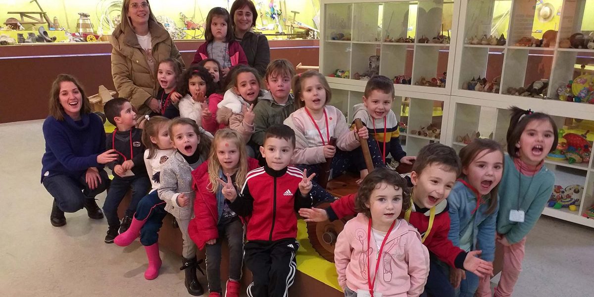 Os peques do CEIP. Pepe de Xan de Santa Comba chegan ao Melga para visitarnos