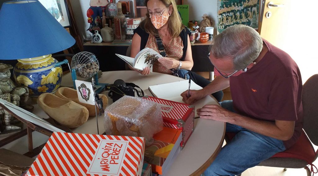 O mestre e coleccionista Biel Pubil visita por segunda vez o Melga de Ponteceso e realiza unha importante doazón de xoguetes artesans