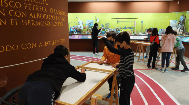 Niños del colegio andaina juegan en el museo melga