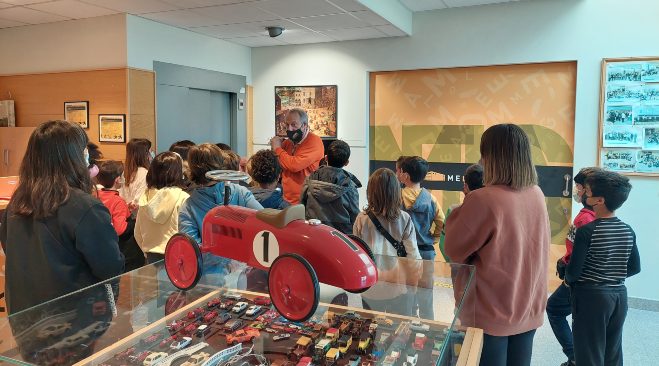 alumnos del colegio andaina atienden en el museo melga de ponteceso