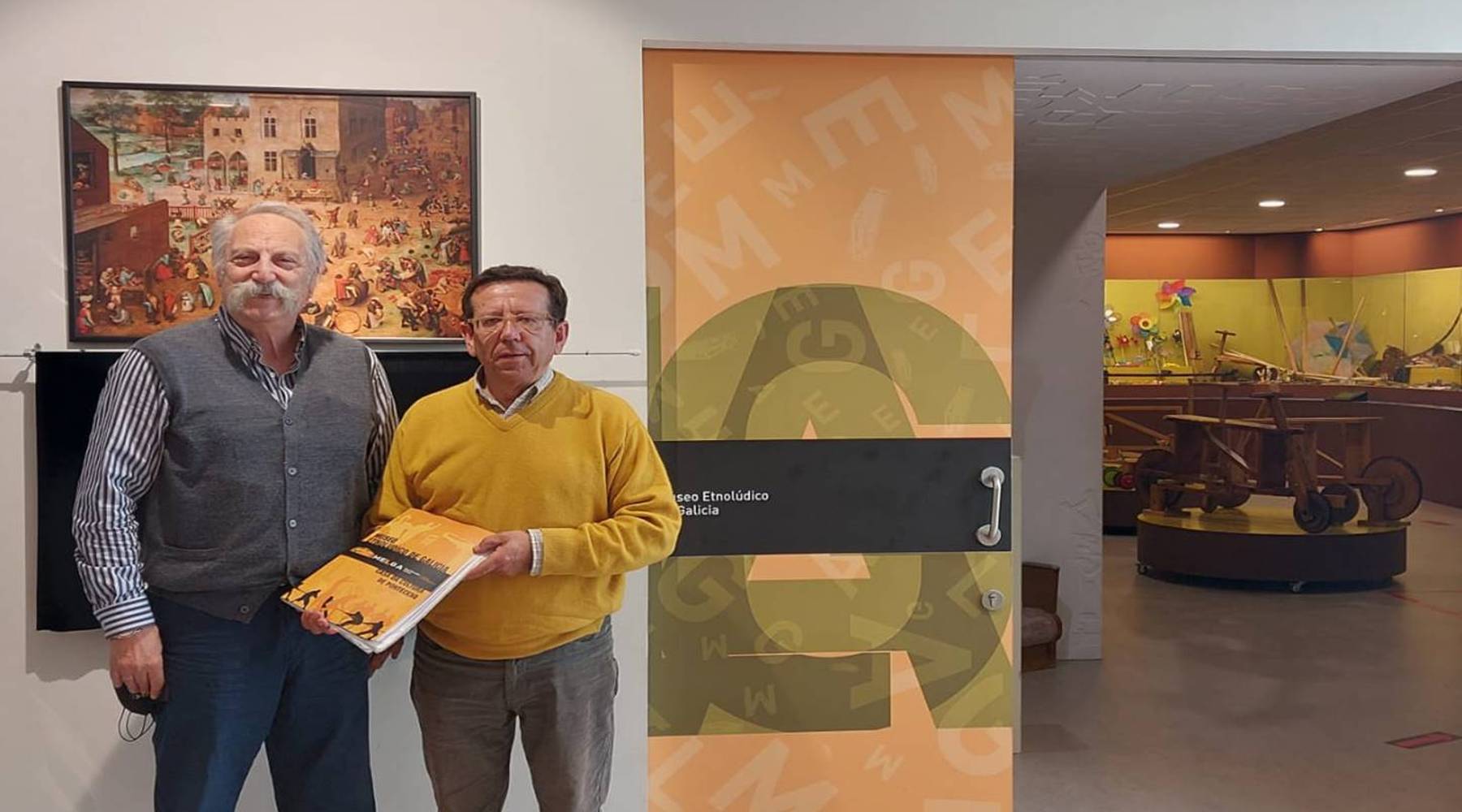 Andrés Antonio Quintanilla, coleccionista de trenes antiguos, posa junto a Ricardo Pérez y Verdes en el Museo MELGA de Ponteceso