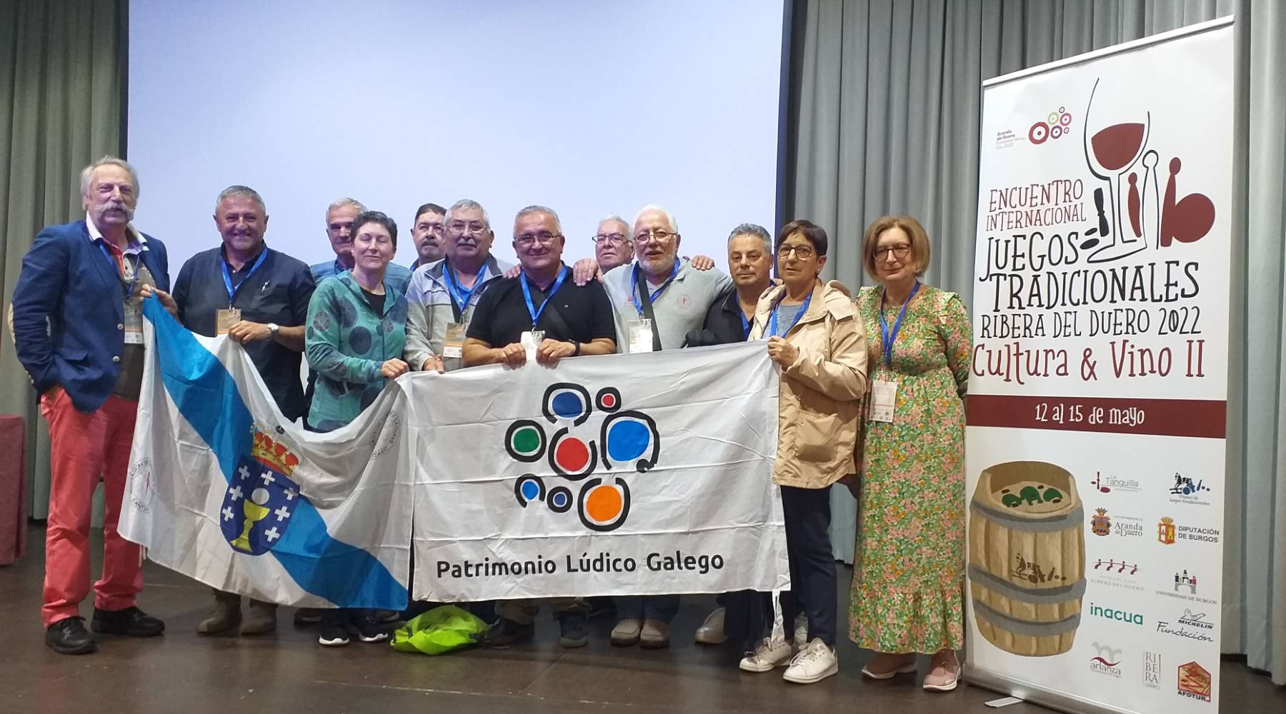 Ricardo Pérez y Verdes (Museo MELGA) junto a varios asistentes al congreso internacional de deportes y juegos tradicionales
