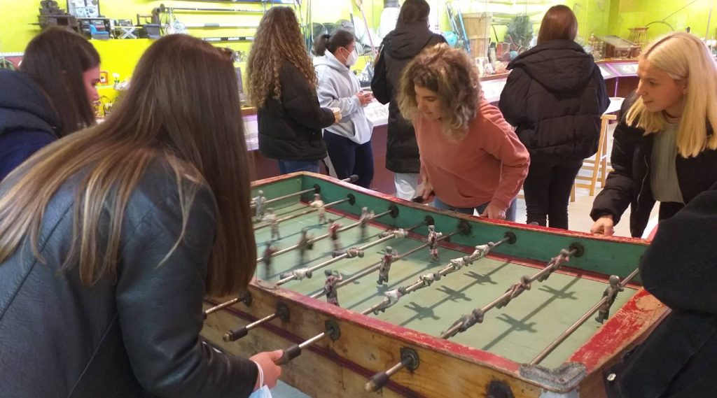 Cuatro alumnas del EFA As Cancelas de As Neves (Pontevedra ) juegan al futbolín en el Museo MELGA