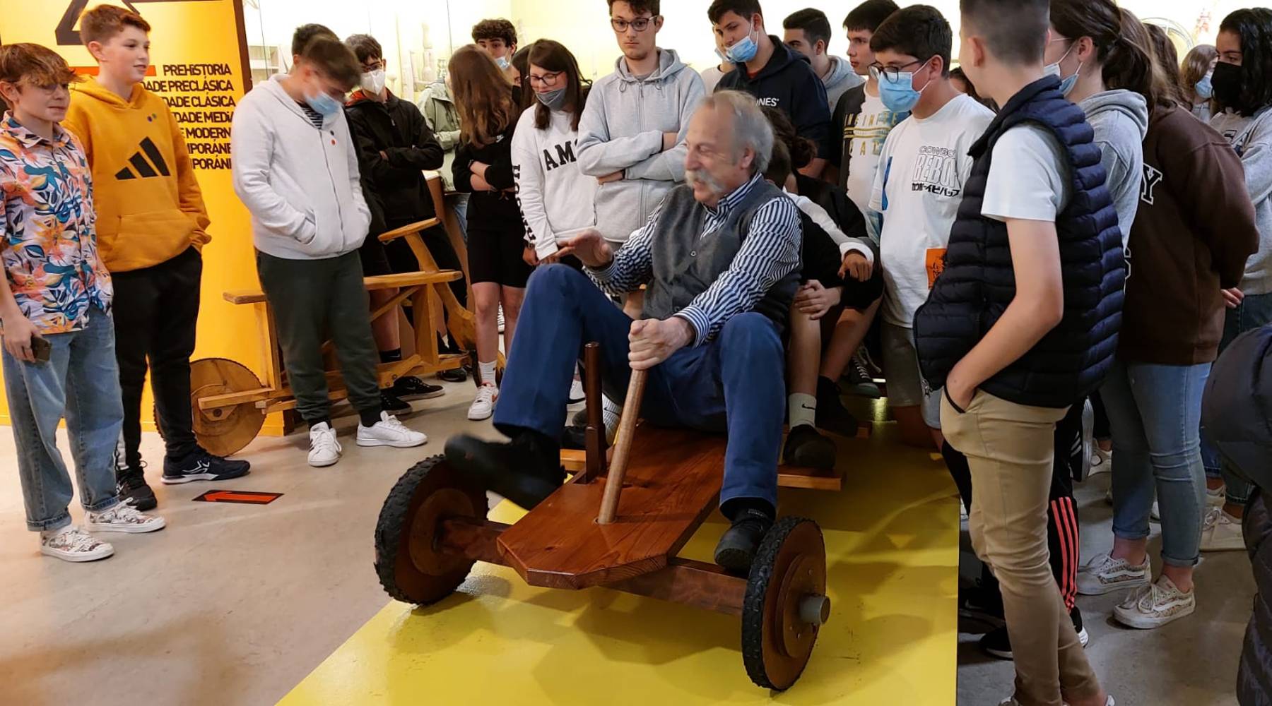 Ricardo Pérez y Verdes, director del Museo MELGA de Ponteceso, muestra el funcionamiento de un juguete antiguo a los alumnos del IES Maximino Romero de Bayo