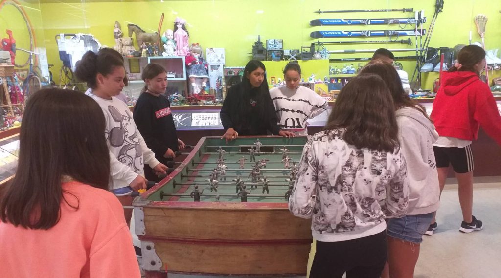 Alumnos del CEIP Vicente Otero de Carral disfrutan jugando al futbolín en el Museo Melga