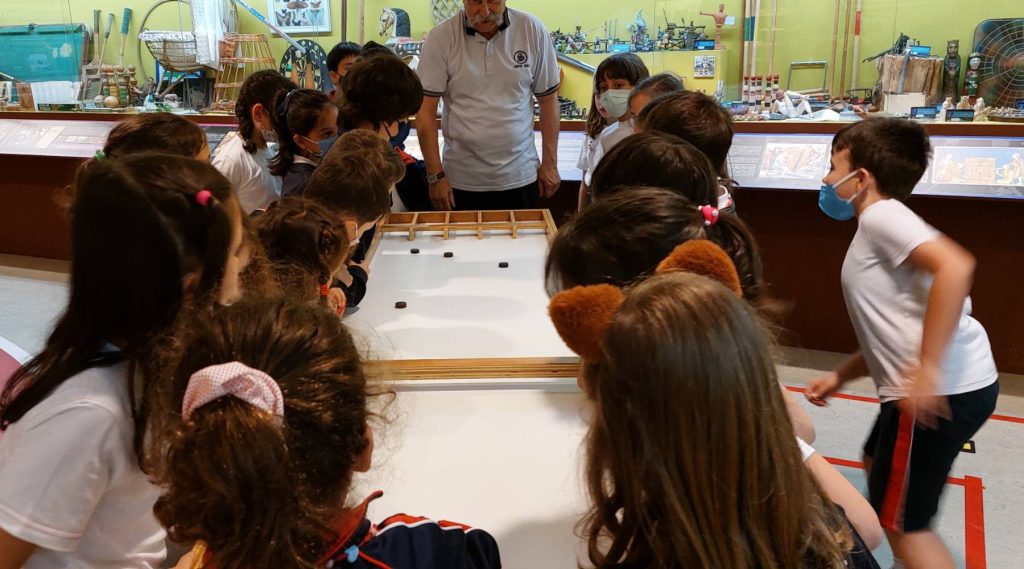 Alumnado del colegio jesuitinas disfrutando de un juego tradicional en el museo melga de ponteceso bajo la atenta mirada de ricardo pérez y verdes