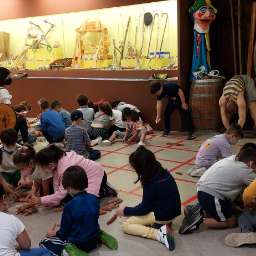 Alumnos del CEIP Gándara Sofán atendiendo a Ricardo Pérez y Verdes de Museo MELGA