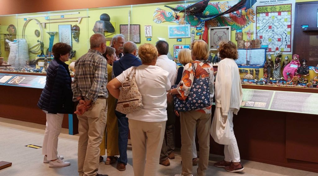 Grupo de amigos atienden a las explicaciones de Ricardo Pérez y Verdes en el Museo MELGA