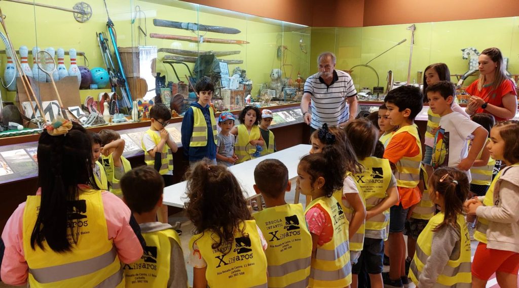 Niños de campamentos urbanos de carballo atienen a Ricardo Pérez y Verdez en el Museo MELGA de Ponteceso