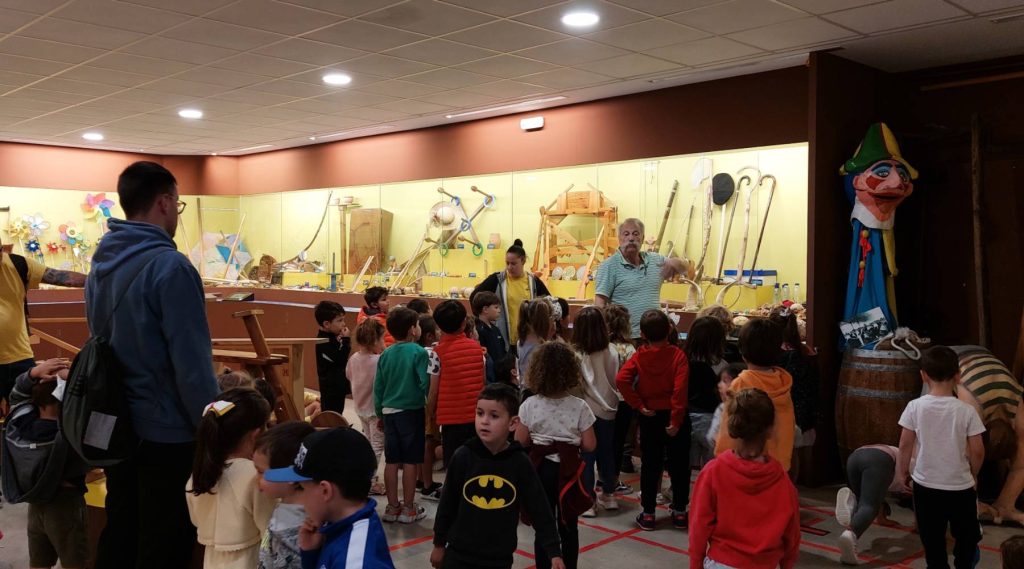 Niños del campamento esproade en el museo melga atienden a Ricardo Pérez y Verdez