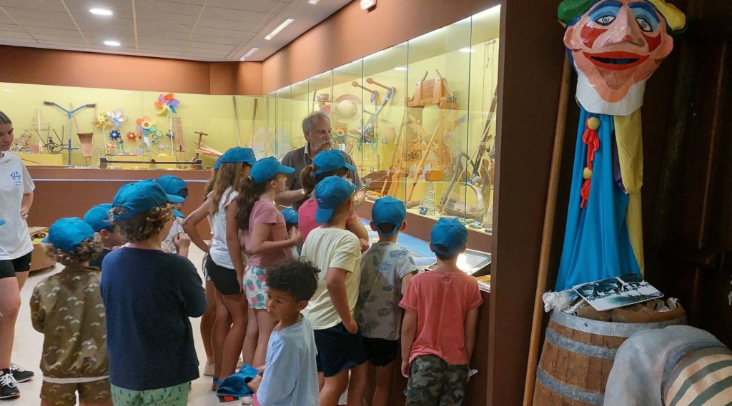 Niños del campamento rías altas de a coruña atienden las explicaciones de ricardo perez y verdes en el museo melga