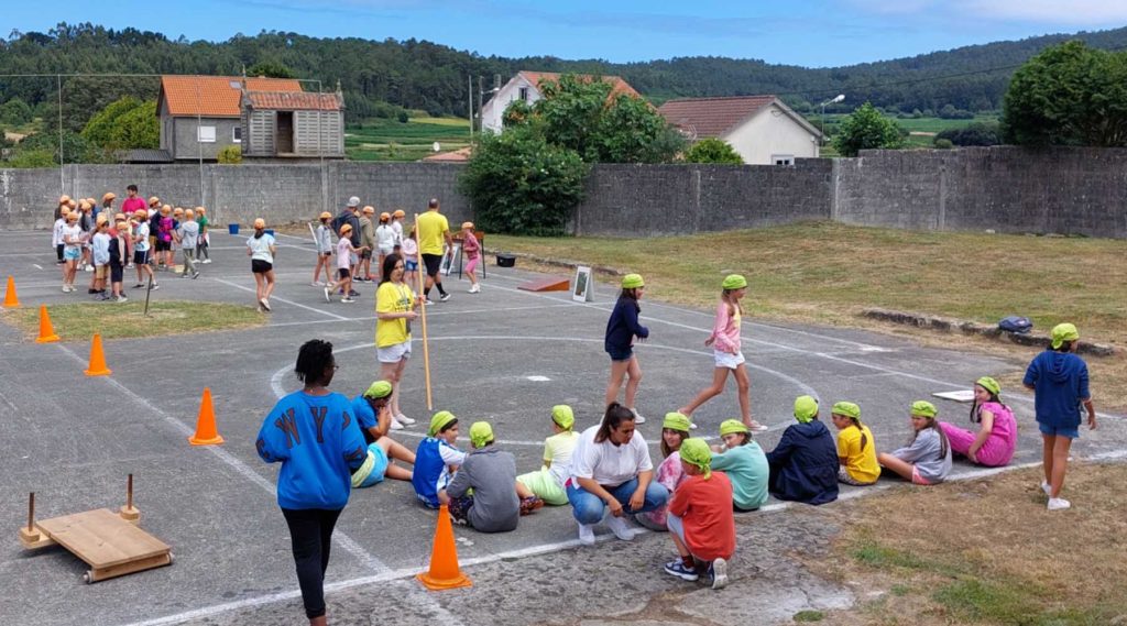 Niños y monitores juegan en los exteriores del Museo Melga de Ponteceso