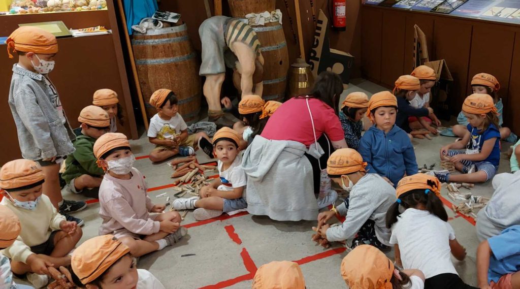 Niños del Campamento Fórum Metropolitano A Coruña juegan en el Museo MELGA