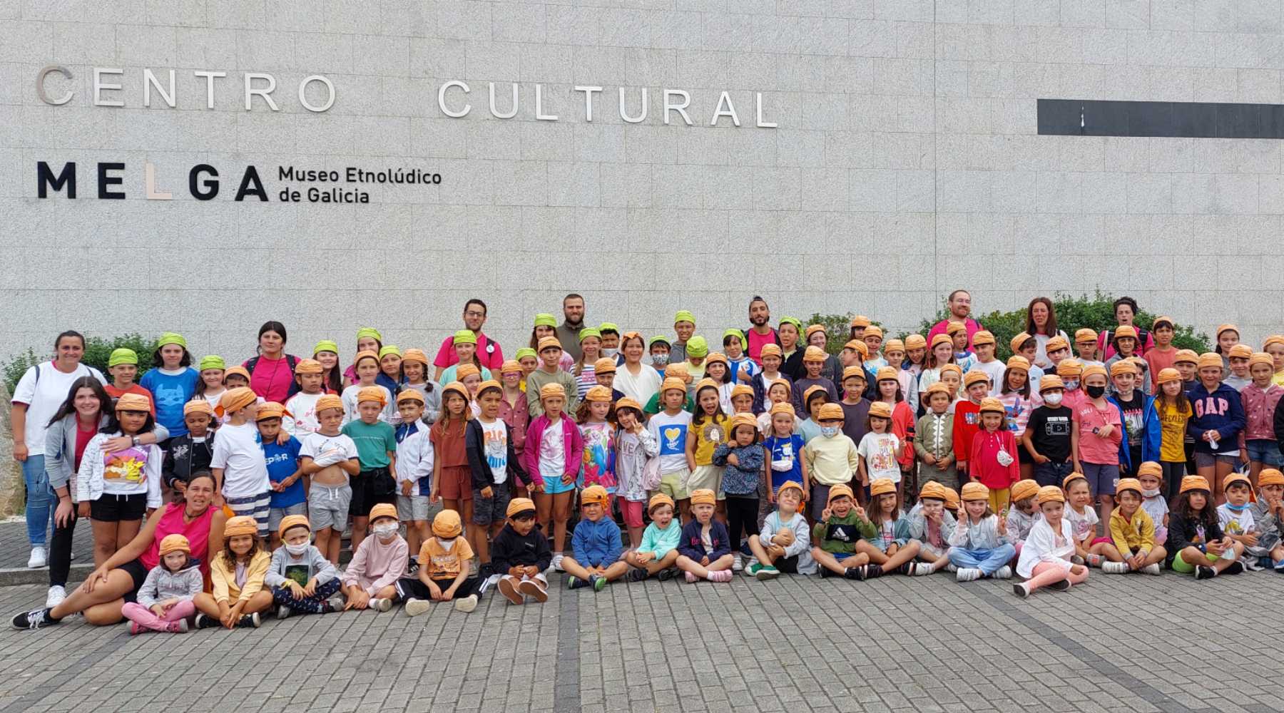 Visitantes del campamento del Fórum Metropolitano de A Coruña posan delante del Museo MELGA
