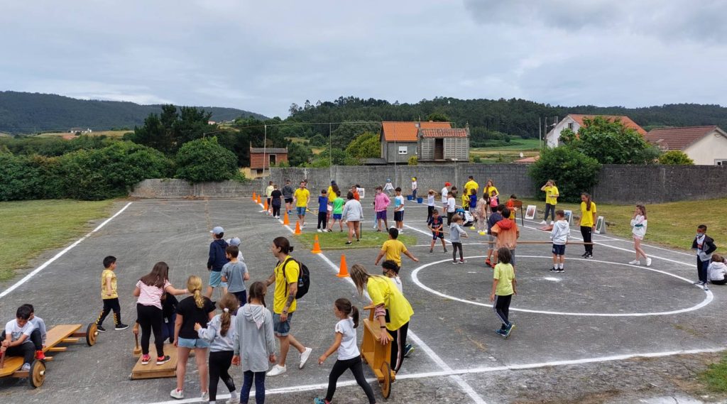 Niños del campamento Esproade jugando a juegos tradicionales en los exteriores del museo melga de ponteceso