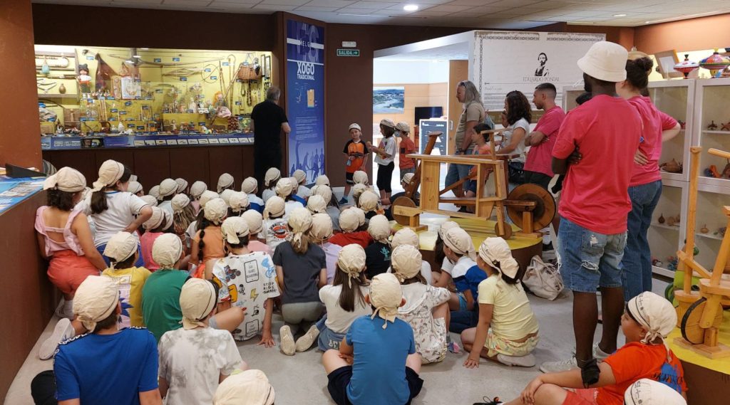 Niños del Centro Ágora de Coruña atienden a Ricardo Pérez y Verdes en el Museo MELGA de Ponteceso