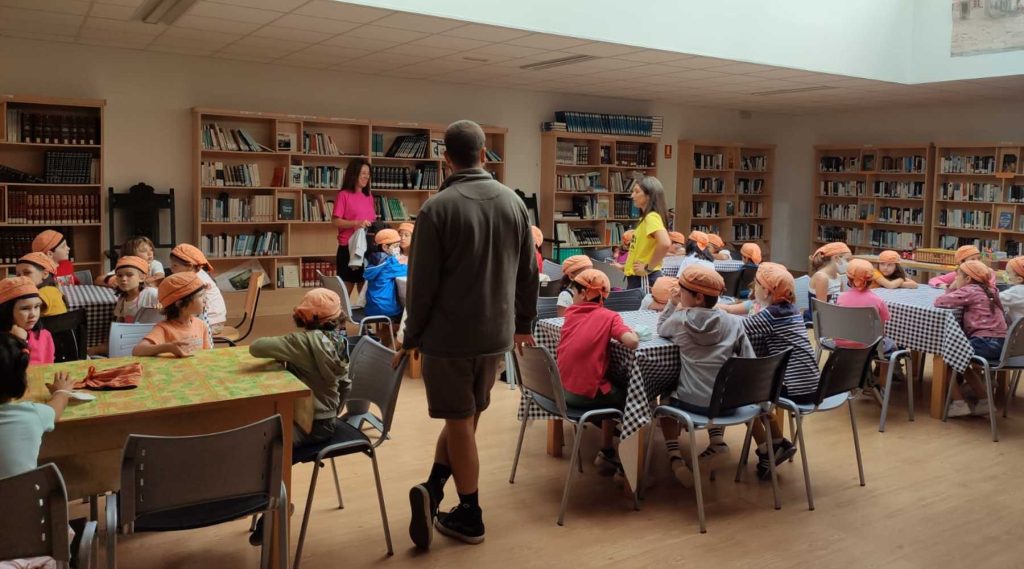 Niños y monitores del Fórum de a coruña sentados en las instalaciones del museo melga de ponteceso