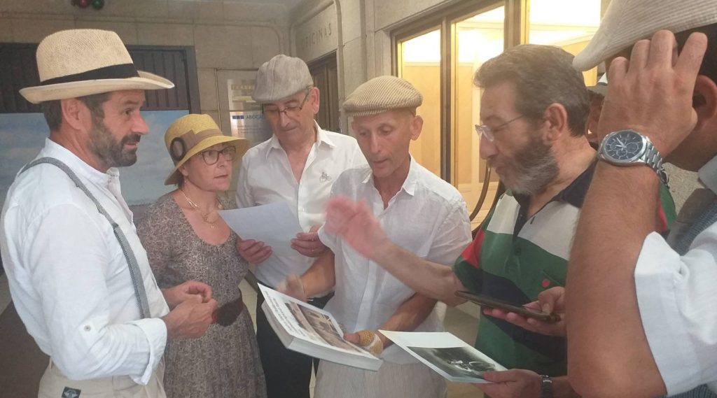 Varios participantes de la I Ruta de Bicicletas Clásica de Santiago de Compostela con Honorino Méndez