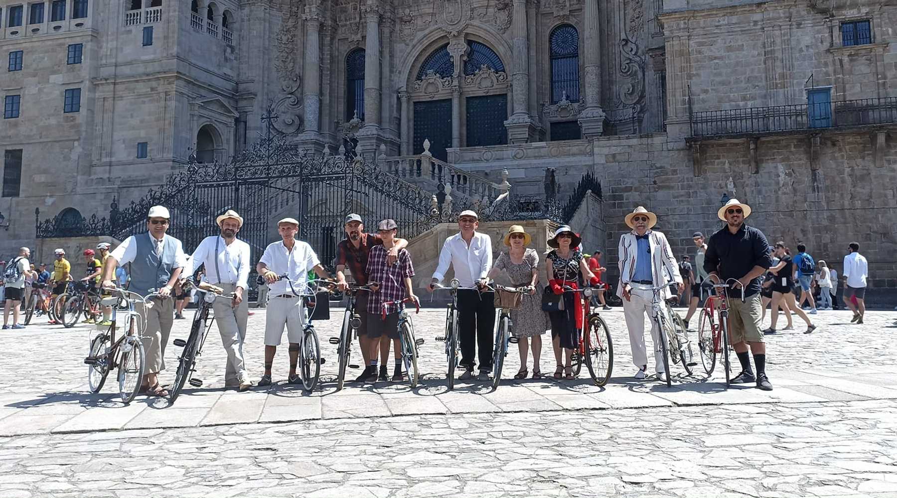 Participantes de la I Ruta de Bicicletas Clásicas de Santiago de Compostela posan en la Plaza del Obradoiro con Ricardo Pérez y Verdes del Museo MELGA entre ellos