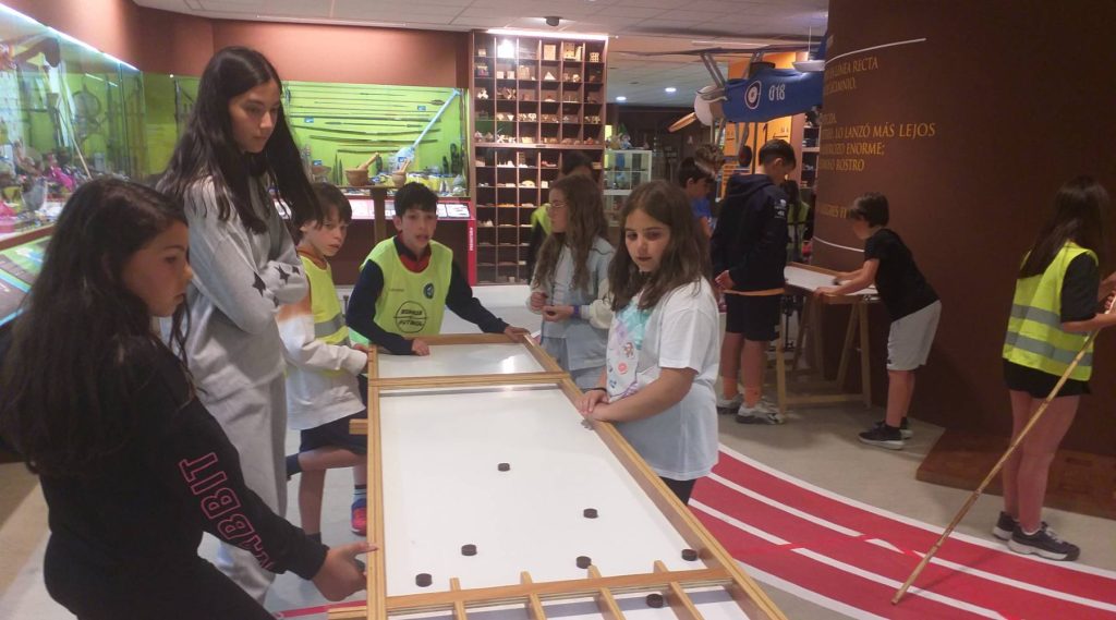 Visitantes de campamentos del programa "o verán que queres contar" de la xunta de galicia juegan a juegos tradicionales en el museo melga