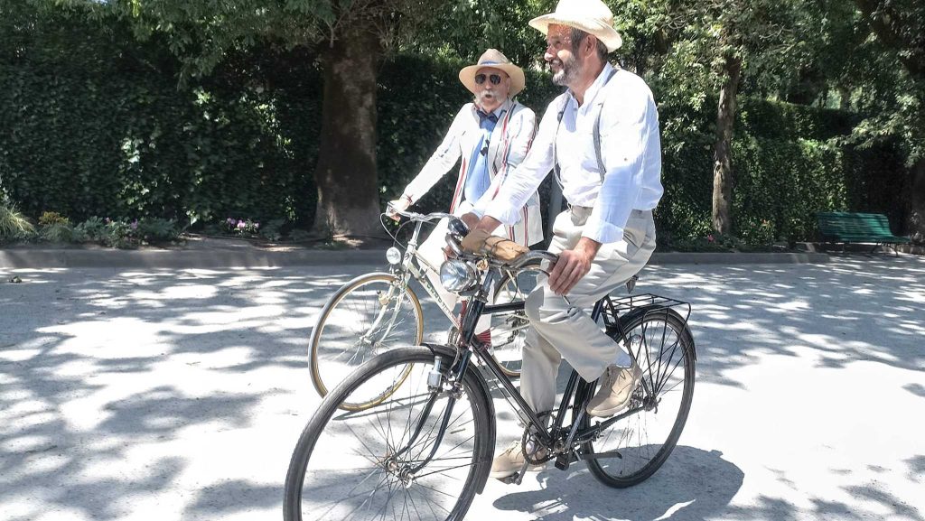 Ricardo Pérez y Verdes pasea en bicicleta clásica, en la I Ruta de Bicicletas Clásicas de Santiago de Compostela, junto a otro participante