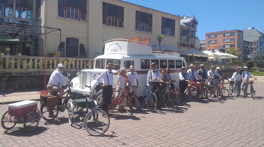 Varios participantes en de la XI Feira Modernista de Sada posan con sus bicicletas clásicas. Museo Melga.