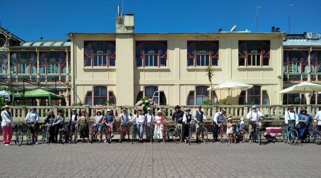 Participantes de la XI Feira Modernista de Sada posando delante de un edificio. Museo Melga.