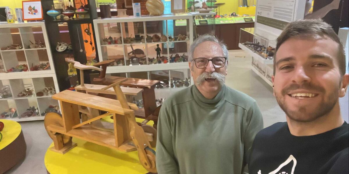Visitanos un xogador profesional de hockey sobre patíns nacional