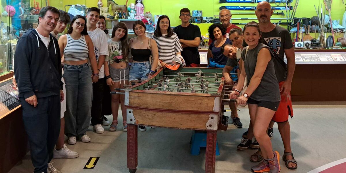 Visitantes alrededor de un futbolín en el Museo MELGA