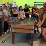 Visitantes alrededor de un futbolín en el Museo MELGA