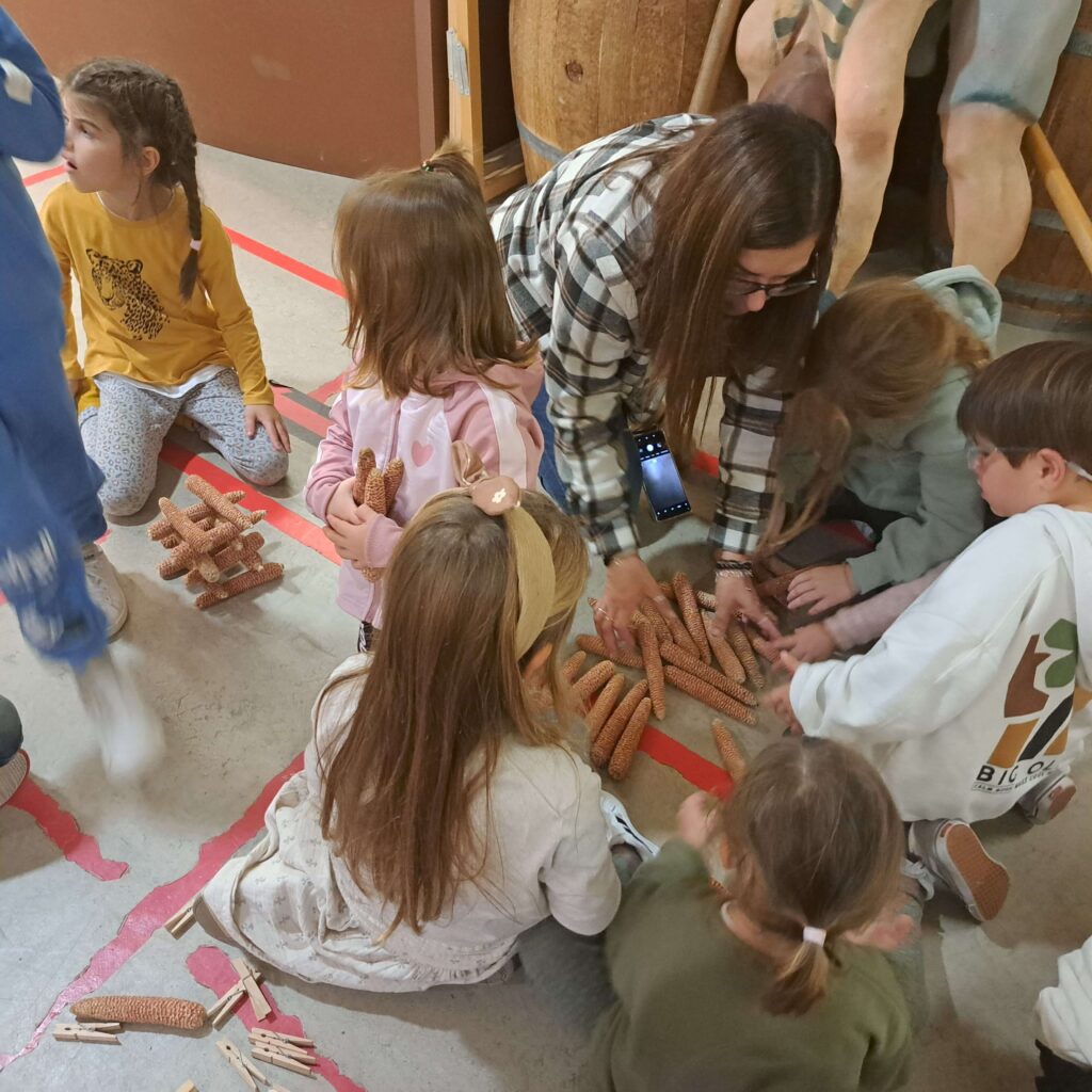 Niños juegan en el museo MELGA