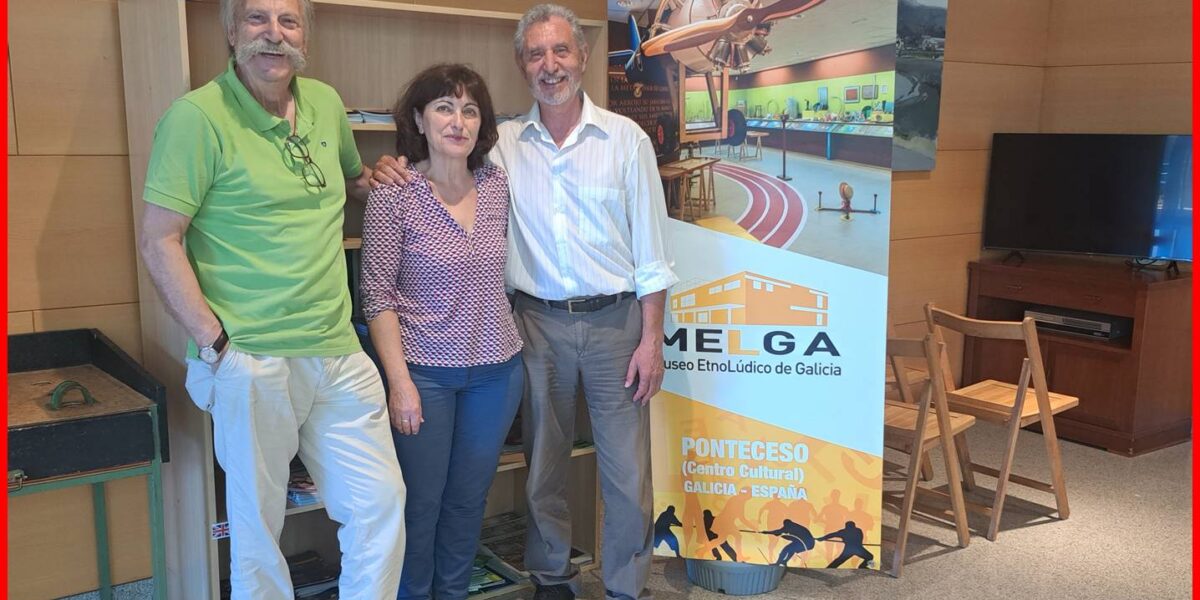Ricardo Pérez y Verdes posa en el Museo MELGA con el presidente de la Federación Valenciana de Juegos tradicionales y su esposa