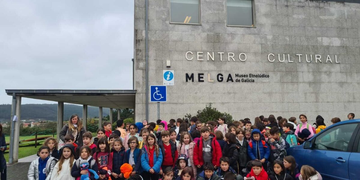 Aínda que varios anos atrás, o CEIP. Plurilingüe Tarrío-Culleredo (A Coruña), fixáronse en desprazarse a Ponteceso para realizar unha visita guiada ao Museo Etnolúdico de Galicia (MELGA), non foi ata o día de hoxe venres día 10 de novembro-23, en sesión matinal, cando cumpriron o seu ansiado obxectivo de coñecernos. O grupo compoñíano máis dun centenar (en concreto 118) de alumnos/as de 3º e 4º de primaria do ensino infantil, en idades comprendidas entre os 8 e 9 anos de idade. Todos eles estaban acompañados dos seus profesores-titores David Poncela, Elena Franco, Marta Reborido, Cristina Sopo y Diana Coira, a coidadora Lita Barreiros, Ana Belén Touriño profesora de apoio e como responsable e ao mando do grupo numeroso a profesora Silvina María Lago que coordinaba e organizaba a actividade lúdica extraescolar. Como de costume, ao ser un grupo moi numeroso, dividiuse en dous subgrupos de aproximadamente 50 alumnos cada un deles. Os compoñentes máis pequenos iniciaron a súa xornada na segunda sala, realizando os diversos xogos prácticos galegos e do mundo, coa profesora Jessica Pouse, que como sempre acompaña e colabora co MELGA. O grupo de maior idade seguiron as indicacións teóricas-prácticas da primeira sala, con Ricardo Pérez e Verdes, director do museo, desenvolvendo os xogos e deportes tradicionais galegos. Despois dunha hora e media de actividades diversas, os grupos rotaron para completar o percorrido total. Debido ás inclemencias do tempo, tiñamos pensado realizar unha clase práctica de xogos de precisión e de lanzamentos no campo exterior do Centro Cultural, pero non se puido realizar pola intensa choiva que durante a sesión presentouse. Noutra ocasión será ¡ Como “esponxas” que son nestas idades, todos os nenos e nenas do centro escolar pasáronllo “bomba”, durante case as tres horas que durou o percorrido, non deixaron de xogar, xogar e xogar…aínda que tamén estiveron moi interesados en cuestións tan espectaculares como o baile ou danza das buxainas, dos trompos, as perinolas, as perindolas, os lanzamentos dos embocabolas, os xogos musicais, os xogos de enxeño, xogos de taboleiro antigos e modernos, etc… Isto é pura maxia ! – comentaban. De igual maneira a satisfacción foi transmitida polos profesores e profesoras nesta a súa primeira e non a última en descubrir este pequeno e extraordinario museo e sentían enormemente a ausencia do moitos dos seus colegas na visita. O que se perderon ¡ Unha visita recordable e con ganas de repetir ou ben coas familias, amigos ou co propio colexio o ano entrante. Aínda que seguimos co “parón” do horario, por falta de persoal, como se poderá comprobar seguimos soamente atendendo ás visitas guiadas (non visitas libres) reservadas desde hai algún tempo polos centros docentes. Tamén recibimos a aqueles grupos que nos solicitan datas para realizar a mesma en datas actuais. Hai que constatar, que nestes momentos, contamos con moitas reservas para os meses de abril, maio e xuño do próximo ano 2024, das cales, como responsables que somos, non podemos defraudar a ditos usuarios.