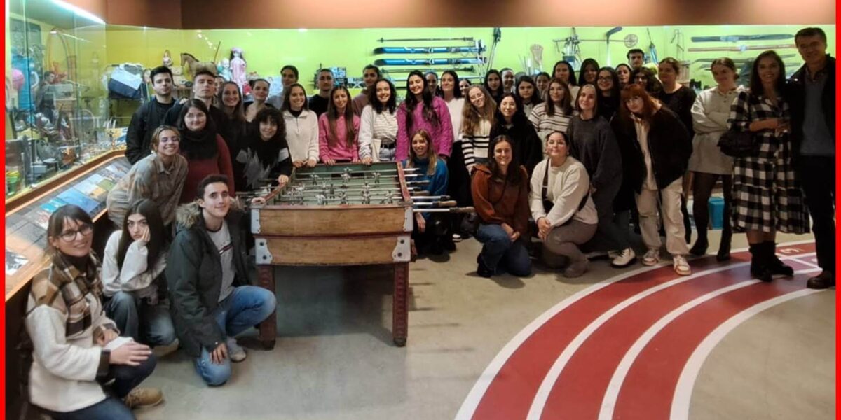 Estudiantes Ciencias Educación posan para una foto en el Museo MELGA de Ponteceso