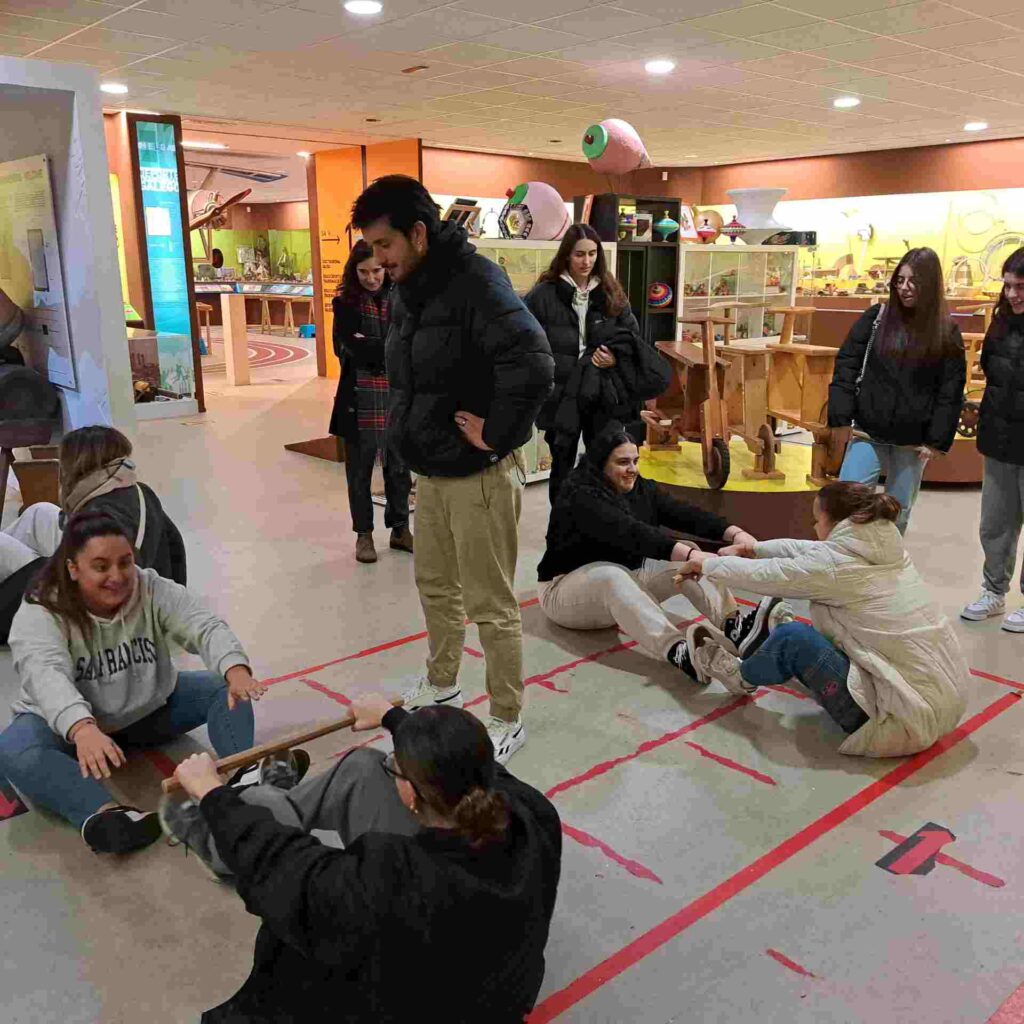 Alumnos del CIFP Anxel Casal juegan en el Museo MELGA
