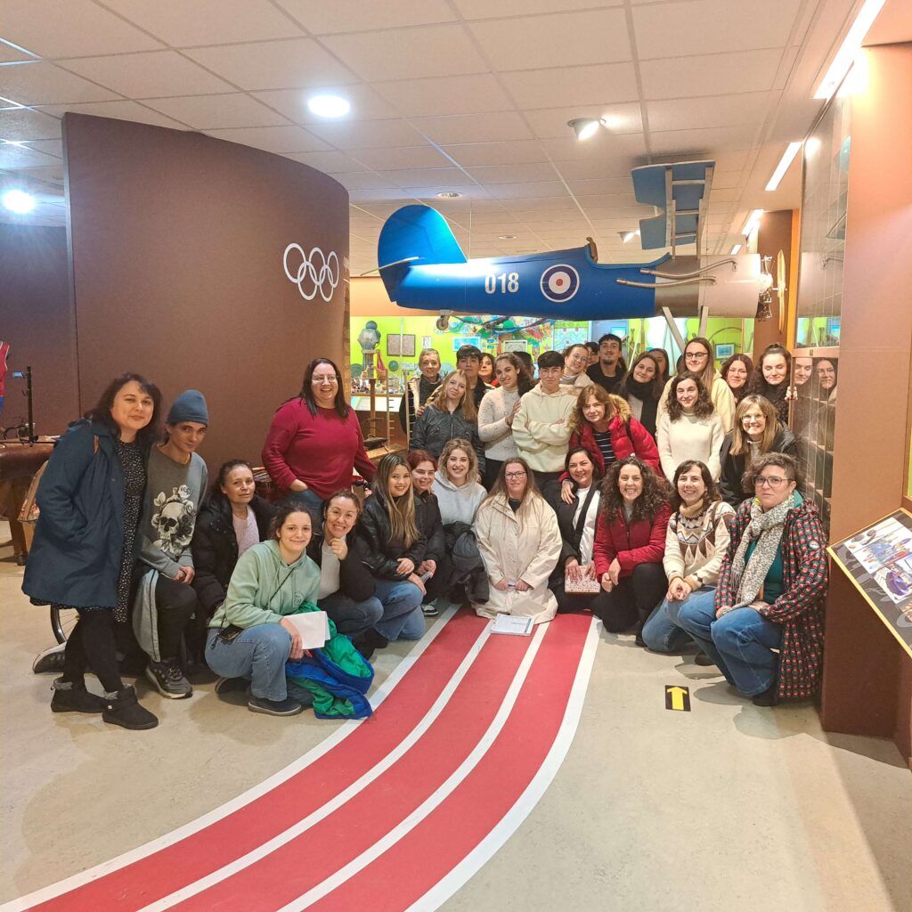 Alumnos del IES Eduardo Pondal y del IES Félix Muriel posan en las instalaciones del Museo MELGA de Ponteceso
