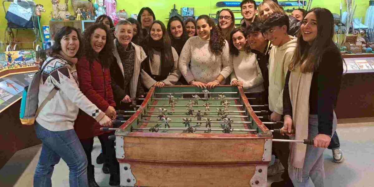 Alumnos del IES Eduardo Pondal posan deltante de un futbolín en el Museo Melga de Ponteceso