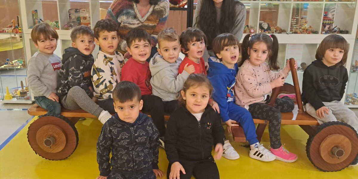 Niños y profes del CEIP Eduardo Pondal posan en el Museo MELGA