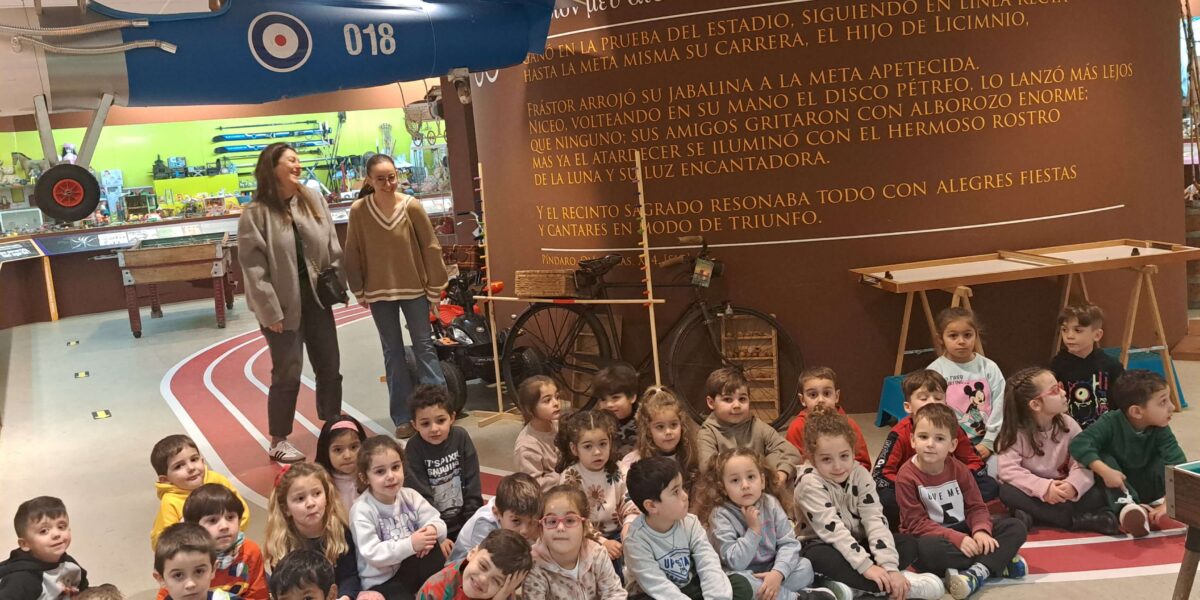 Foto familia de niños del Eduardo Pondal en el Museo MELGA