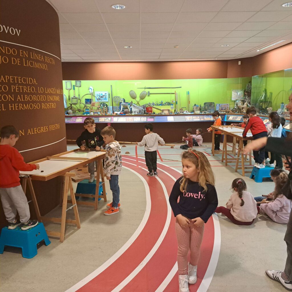 Niños en el Museo Melga jugando