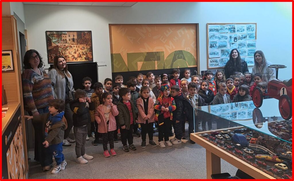 Foto de familia de niños del CEIP Eduardo Pondal de Ponteceso en el Museo MELGA