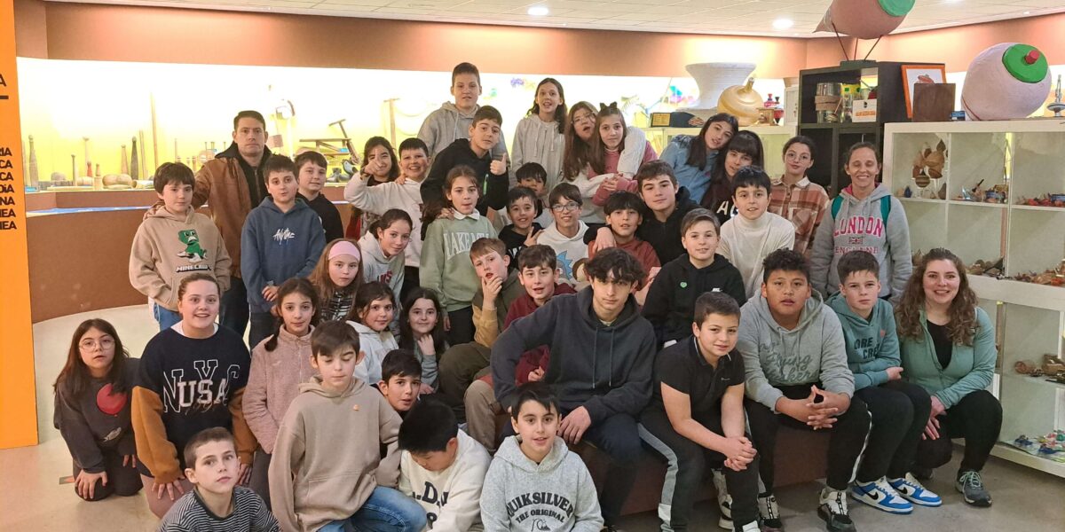 Alumnos del CEIP Monterroso posan en el Museo MELGA