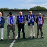 Cinco exjugadores veteranos del Ponteceso posan en el campo del Pinguel en el homenaje de los 60 años del Puenteceso SD, entre ellos el presidente del museo melga de ponteceso