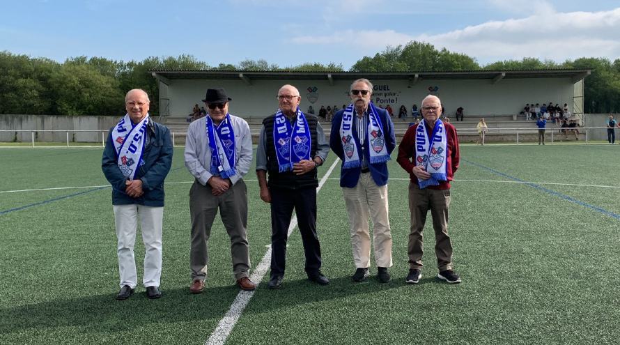 Cinco exjugadores veteranos del Ponteceso posan en el campo del Pinguel en el homenaje de los 60 años del Puenteceso SD, entre ellos el presidente del museo melga de ponteceso